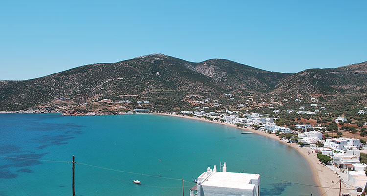 La plage de Platis Gialos à Sifnos